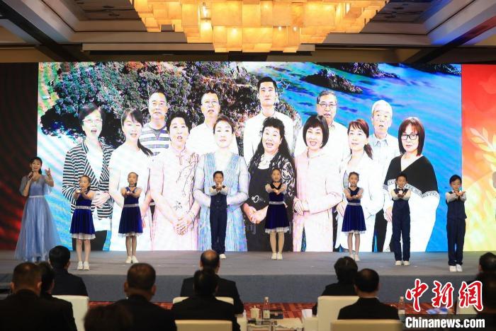 青少年合唱《让世界充满爱》。 泱波 摄 青少年合唱《让世界充满爱》。 泱波 摄