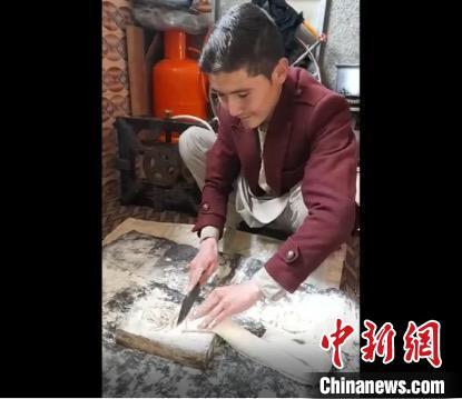 “汉语桥”搭建世界朋友圈 国际学子“云端”感受中国饮食文化魅力(图1) 中国侨网国际学生展示做面条。 太原理工大学国际教育交流学院提供