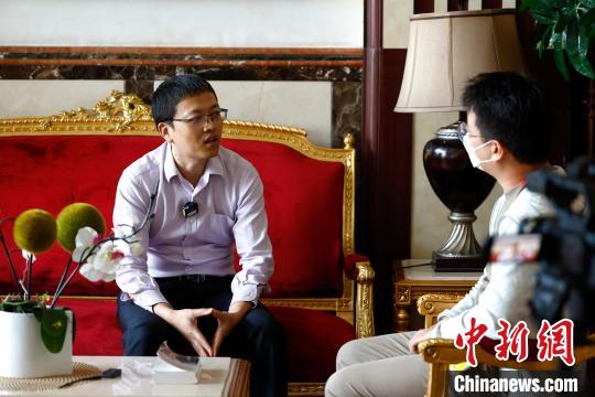 走访在卡华侨华人:世界杯背后的每一份中国力量(图1) 中国侨网卡塔尔华侨华人协会秘书长姚旭波接受中新社记者专访 中新社记者 富田 摄