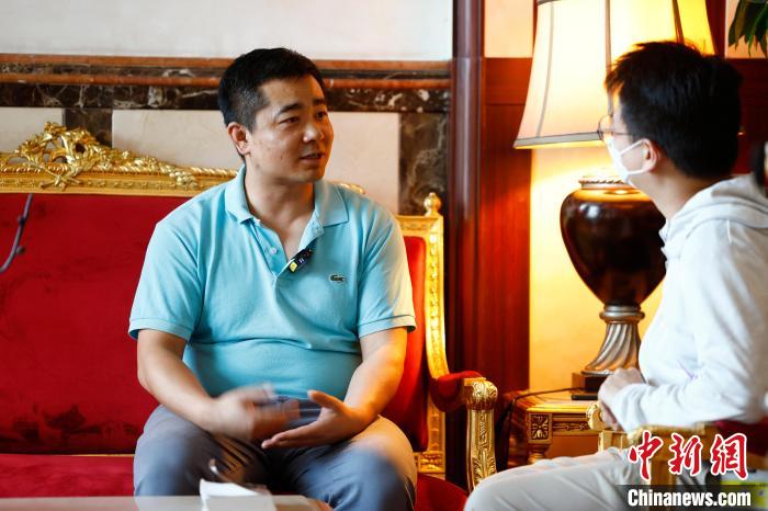 卡塔尔华侨华人协会副会长陈军恒接受<a target='_blank' href='http://www.chinanews.com/'>中新社</a>记者专访 <a target='_blank' href='http://www.chinanews.com/'>中新社</a>记者 富田 摄 卡塔尔华侨华人协会副会长陈军恒接受<a target='_blank' href='http://www.chinanews.com/'>中新社</a>记者专访 <a target='_blank' href='http://www.chinanews.com/'>中新社</a>记者 富田 摄