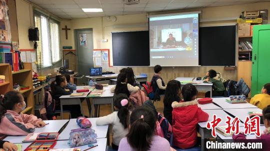 海外华裔青少年相聚“云端” 学习中华文化讲好中国故事(图1) 中国侨网西班牙巴塞罗那孔子文化学校华裔青少年参加开营仪式 郑慧明 供图