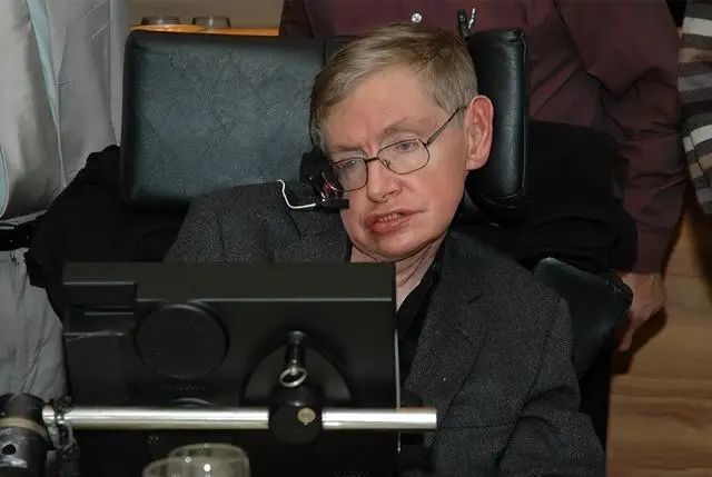 最伟大的物理学家之一霍金,早在1985年就已经离世?坐在轮椅上的人是谁?(图2) 21.jpg