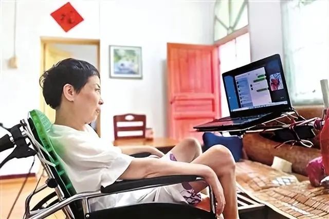 最伟大的物理学家之一霍金,早在1985年就已经离世?坐在轮椅上的人是谁?(图6) 25.jpg