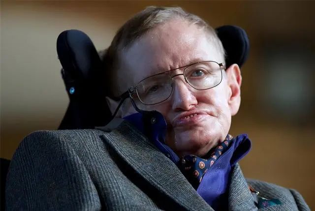 最伟大的物理学家之一霍金,早在1985年就已经离世?坐在轮椅上的人是谁?(图7) 26.jpg