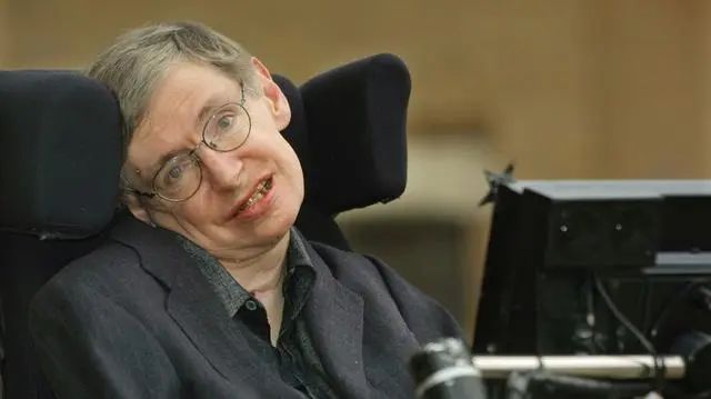 最伟大的物理学家之一霍金,早在1985年就已经离世?坐在轮椅上的人是谁?(图13) 32.jpg