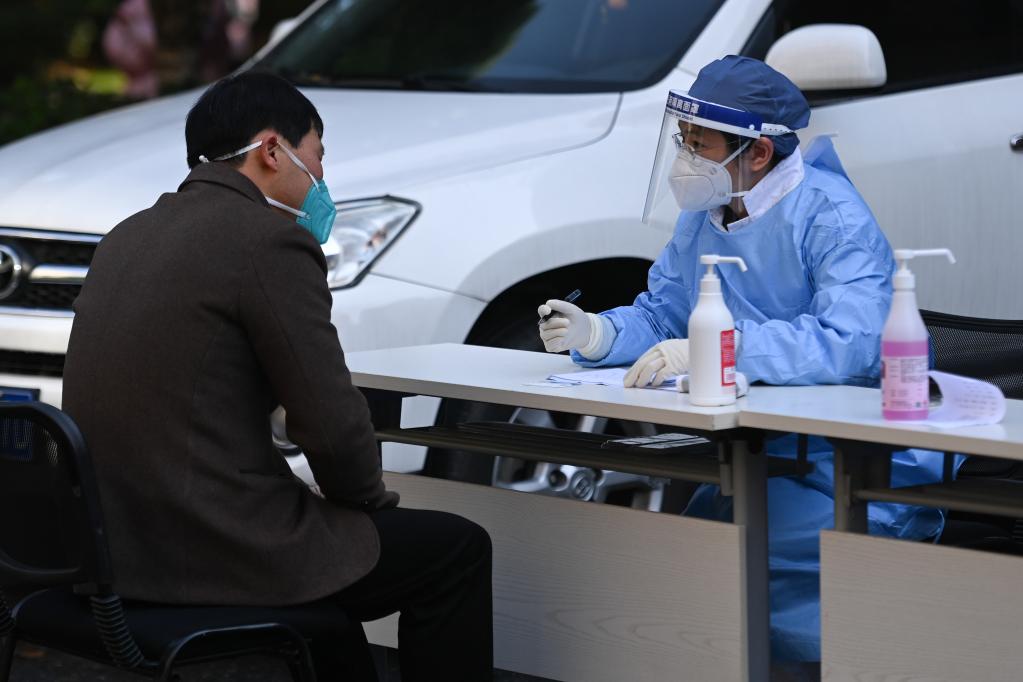 新华全媒+|各地多措并举构筑保健康、防重症防线(图1) 75.jpg