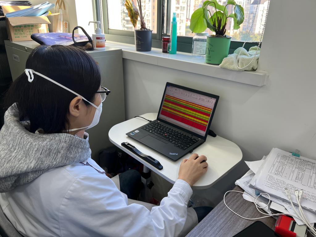 新华全媒+|各地多措并举构筑保健康、防重症防线(图2) 76.jpg