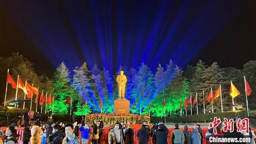 民众赴湖南韶山纪念毛泽东诞辰129周年(图1) 20.jpg