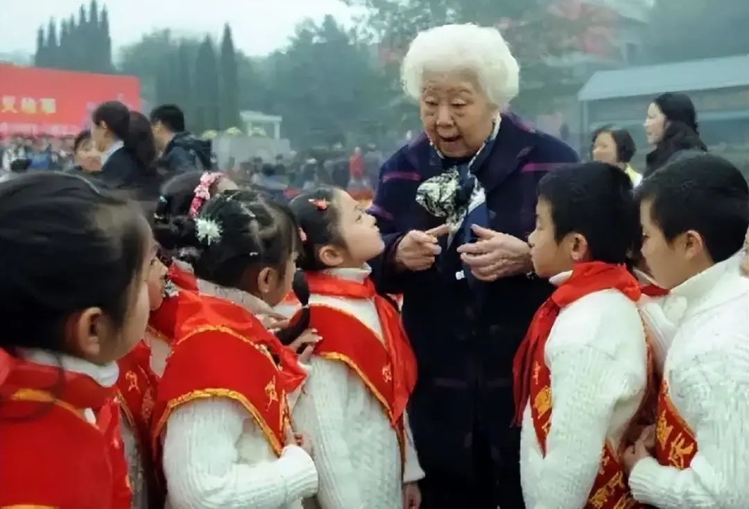 出卖江姐的叛徒的妻子至今健在,却备受国人尊敬,她到底做了什么?(图8) 40.jpg