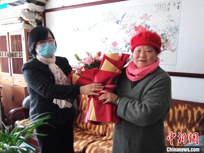 解老年侨眷“疫”下之忧 浙江越城侨联贴心服务送温暖(图1) 中国侨网越城侨联走访慰问侨眷 越城侨联 供图