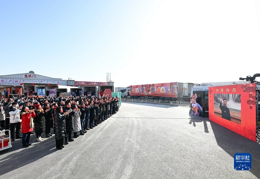 习近平春节前夕视频连线看望慰问基层干部群众 向全国各族人民致以新春的美好祝福(图13) 习近平春节前夕视频连线看望慰问基层干部群众 向全国各族人民致以新春的美好祝福(图13)