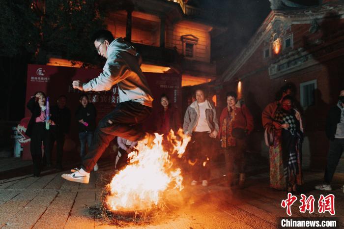 “跳火盆”寓意跨向红红火火的新一年。 梧林供图 “跳火盆”寓意跨向红红火火的新一年。 梧林供图