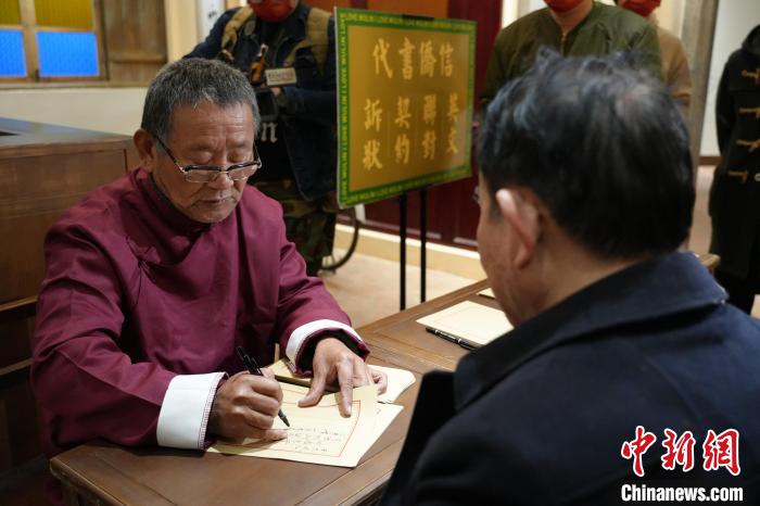 梧林侨批馆内,侨批老先生为侨胞亲手写下新春家书。 孙虹 摄 梧林侨批馆内,侨批老先生为侨胞亲手写下新春家书。 孙虹 摄