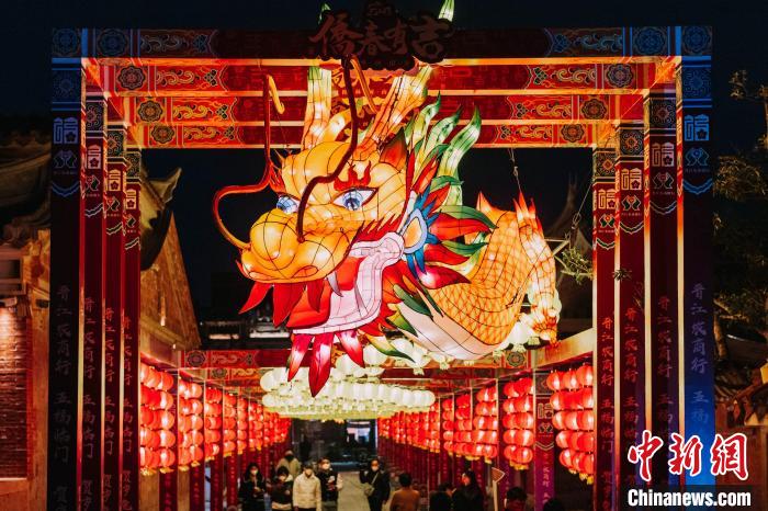 夜幕降临,梧林百米龙灯亮起。 孙虹 摄 夜幕降临,梧林百米龙灯亮起。 孙虹 摄