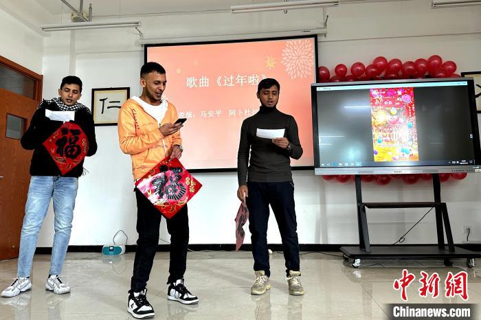 图为留学生表演节目。 李隽 摄 图为留学生表演节目。 李隽 摄