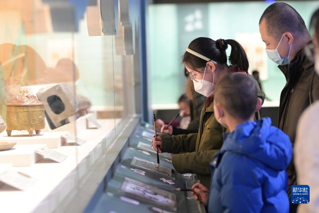 城乡市集春意浓 过年出游合家欢——春节假期各地消费市场一线观察(图7) 城乡市集春意浓 过年出游合家欢——春节假期各地消费市场一线观察(图7)