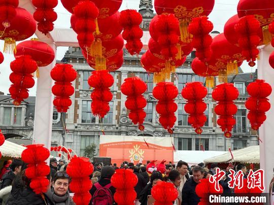 春节游园庙会时隔三年回归 比利时华侨华人热闹过年(图1) 中国侨网现场高挂大红灯笼,“年味儿”十足。 德永健 摄