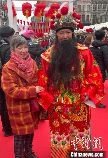 “财神爷”驾到,引得民众纷纷合影。 德永健 摄 “财神爷”驾到,引得民众纷纷合影。 德永健 摄