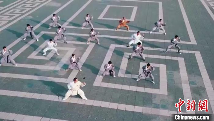 多国华校师生同屏“云合唱”。 节目截图 摄 多国华校师生同屏“云合唱”。 节目截图 摄