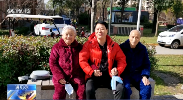 儿子假装“邻居”和爸妈“斗智斗勇”!网友:笑着笑着就哭了…(图1) 49.png