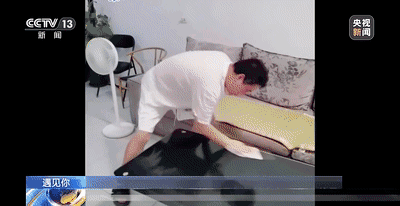 儿子假装“邻居”和爸妈“斗智斗勇”!网友:笑着笑着就哭了…(图4) 52.gif