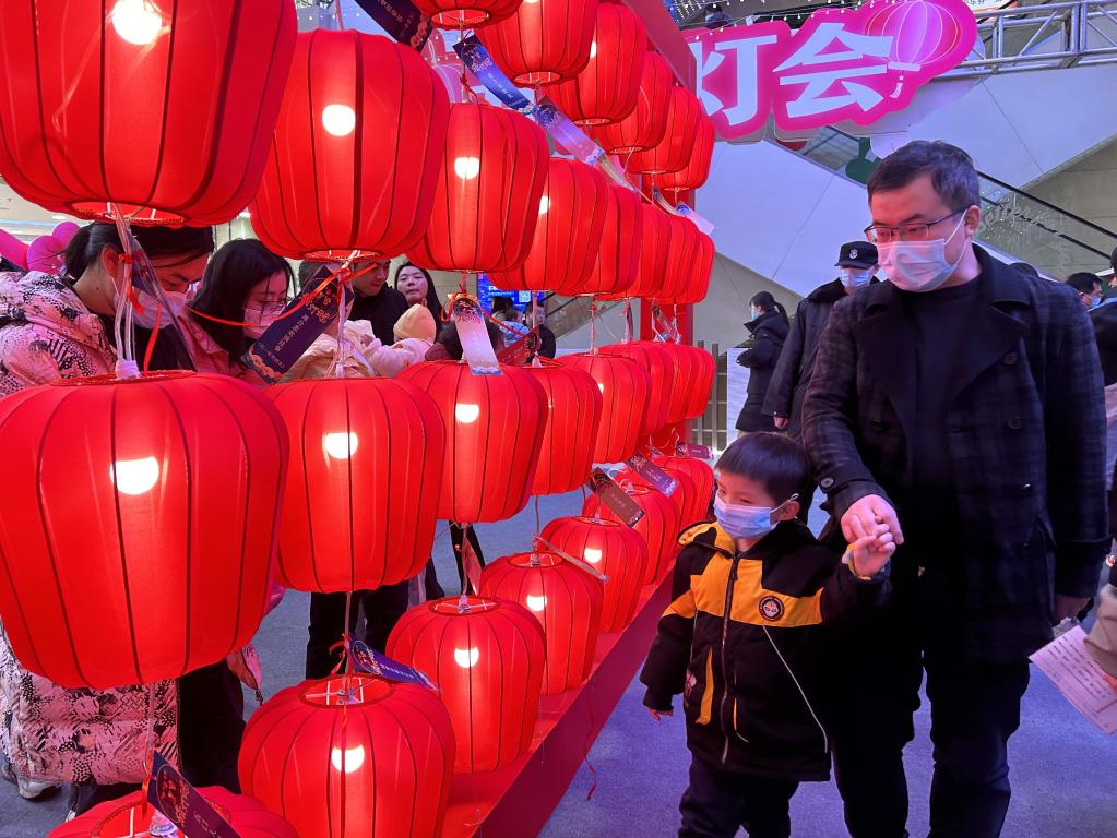 饱口福、品文化、享玩乐——元宵节消费市场一线观察(图4) 饱口福、品文化、享玩乐——元宵节消费市场一线观察(图4)