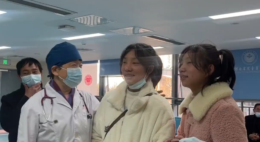 冲上热搜!连体女婴术后14年,“亭亭玉立”(图1) 53.png