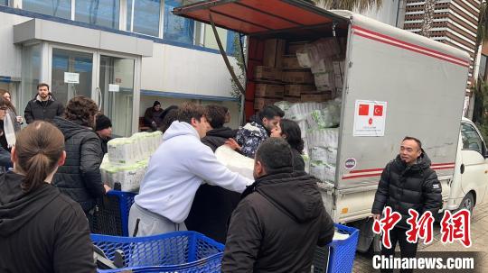 土耳其华侨华人自发捐赠物资参与救援(图1) 中国侨网土耳其中国工商总会捐赠物资。 江小斌 供图