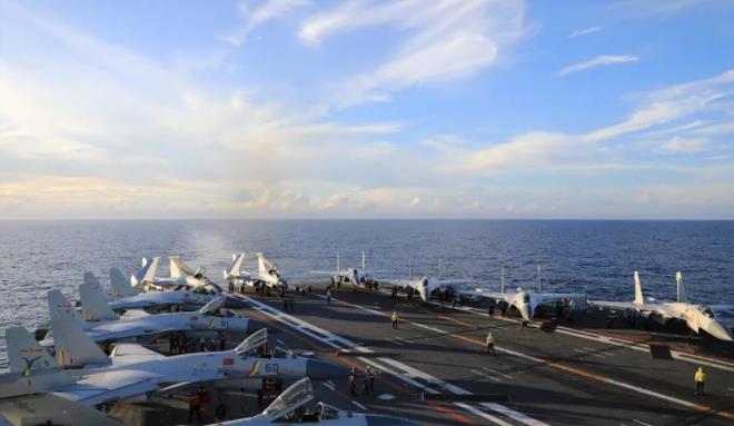 中国海军发布山东舰英语喊话视频 专家:不排除在南海与美航母近距离接触(图1) 中国海军发布山东舰英语喊话视频 专家:不排除在南海与美航母近距离接触(图1)