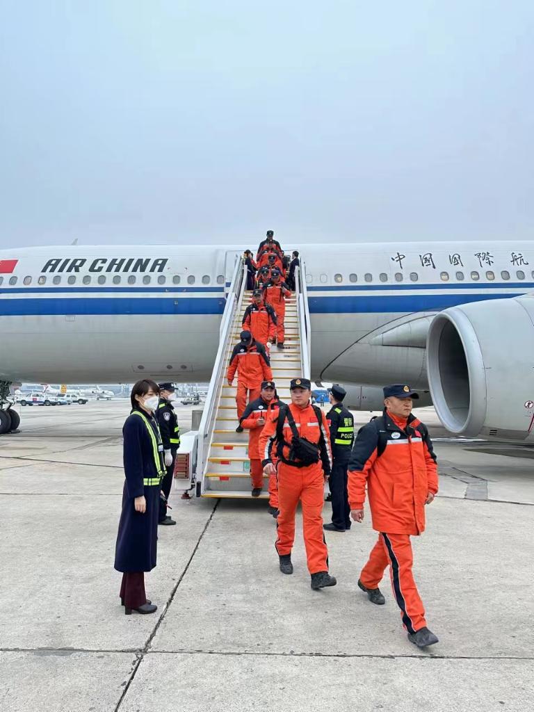 中国救援队完成国际救援任务平安回国(图1) 中国救援队完成国际救援任务平安回国(图1)