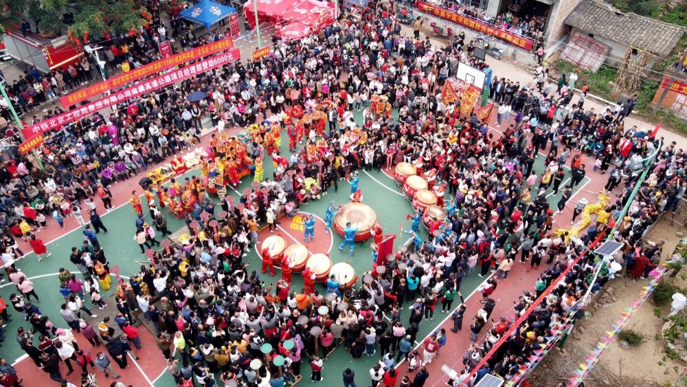 田垌里上演“东方橄榄球”(图2) 田垌里上演“东方橄榄球”(图2)