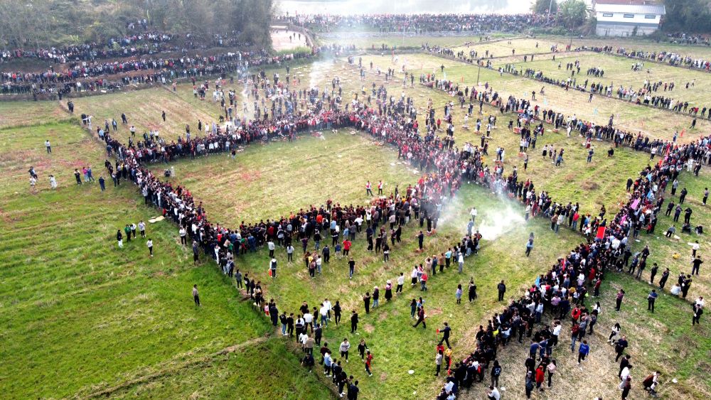 田垌里上演“东方橄榄球”(图1) 田垌里上演“东方橄榄球”(图1)