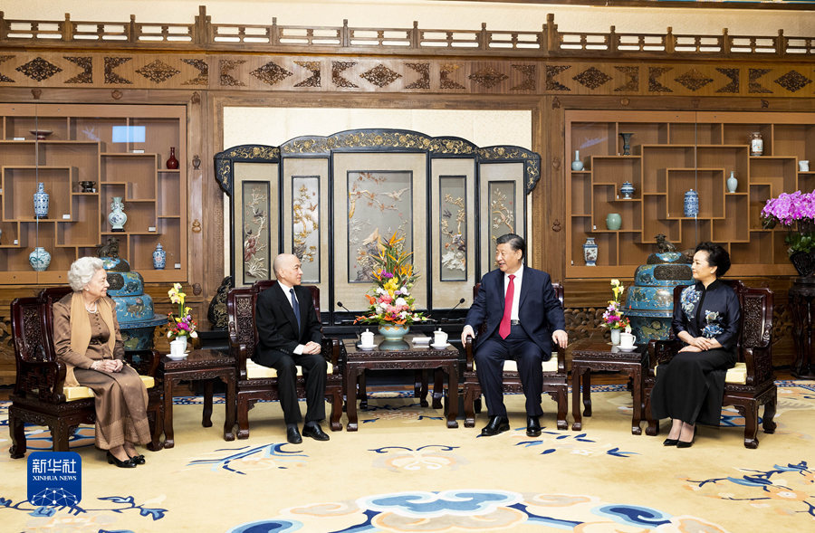 习近平夫妇会见柬埔寨国王西哈莫尼和太后莫尼列(图1) 习近平夫妇会见柬埔寨国王西哈莫尼和太后莫尼列(图1)