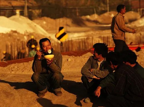 “违法谋生”:64岁老人改小7岁去搬砖,干了两天后被抓,超龄农民工何去何从?(图6) 31.jpg