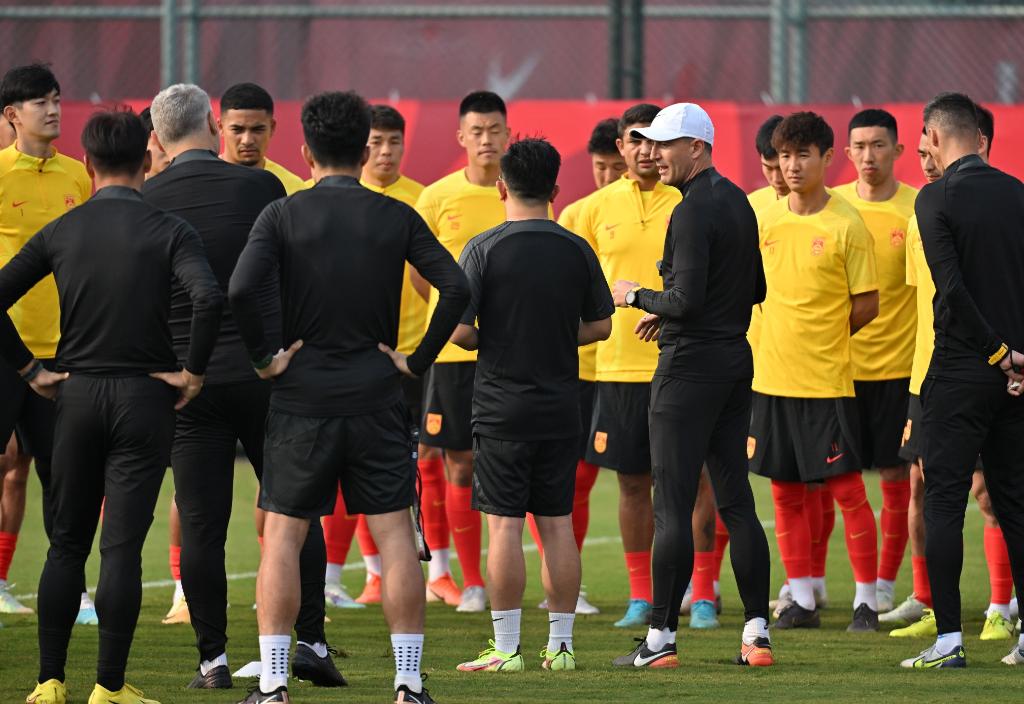 恢复体能,提升士气——直击国足新帅扬科维奇首堂训练课(图2) 恢复体能,提升士气——直击国足新帅扬科维奇首堂训练课(图2)