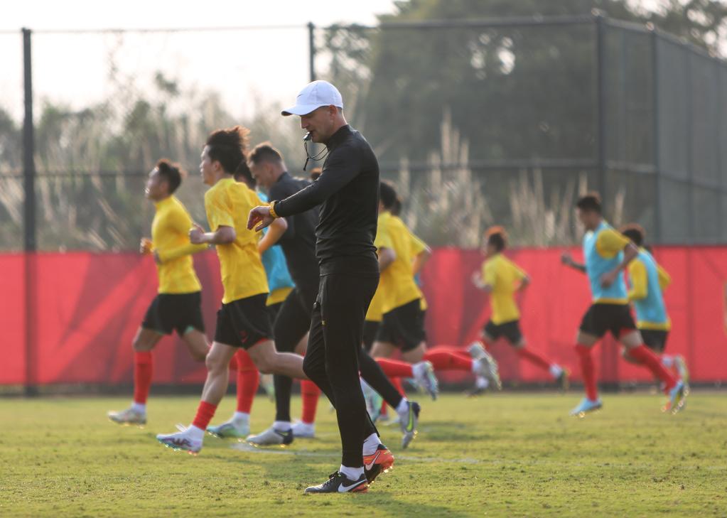 恢复体能,提升士气——直击国足新帅扬科维奇首堂训练课(图1) 恢复体能,提升士气——直击国足新帅扬科维奇首堂训练课(图1)
