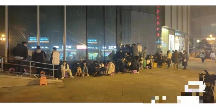 菲律宾签证需彻夜排队甚至一证上万元?领馆:本周排队情况已缓解(图1) 菲律宾签证需彻夜排队甚至一证上万元?领馆:本周排队情况已缓解(图1)