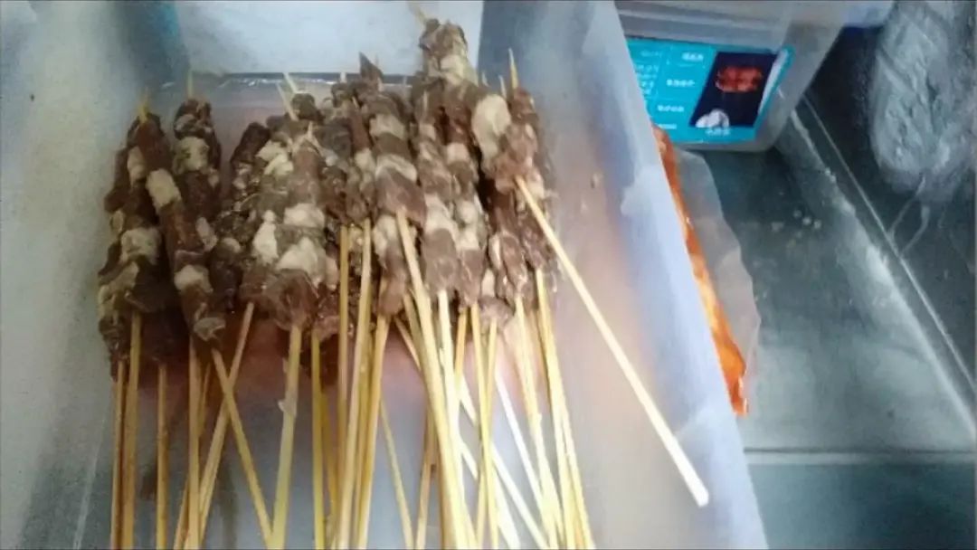 记者卧底半天妖烤鱼:垃圾桶里回收食材端给顾客,“只要不臭都能用”(图5) 26.jpg