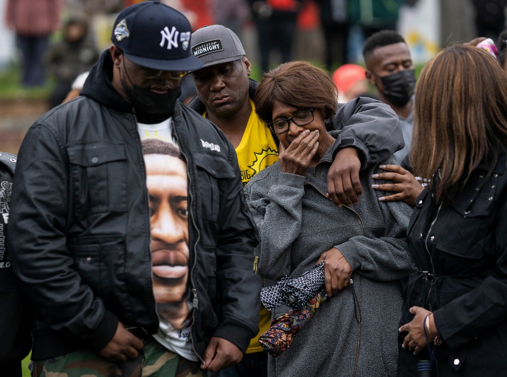 美国又现“弗洛伊德之死”!一在押黑人男子遭警察跪压后身亡(图2) 美国又现“弗洛伊德之死”!一在押黑人男子遭警察跪压后身亡(图2)