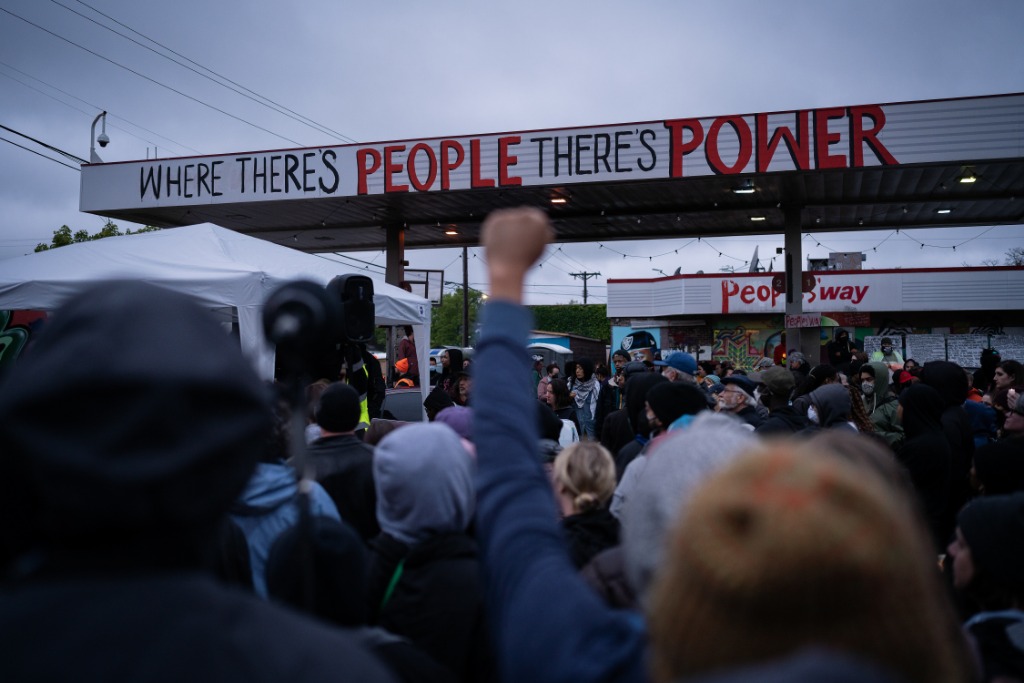 美国又现“弗洛伊德之死”!一在押黑人男子遭警察跪压后身亡(图1) 美国又现“弗洛伊德之死”!一在押黑人男子遭警察跪压后身亡(图1)