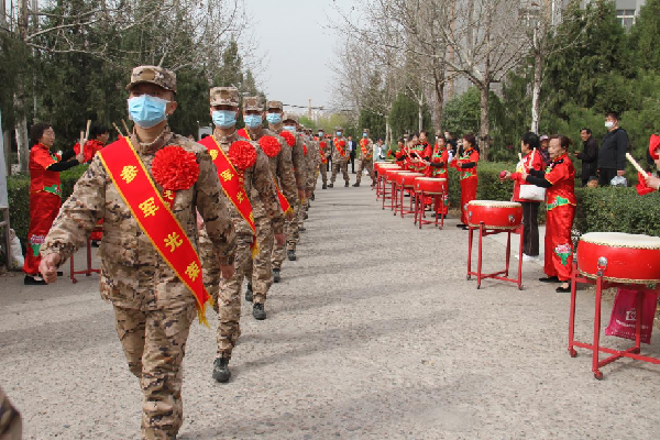 各地新兵奔赴军营(图2) 各地新兵奔赴军营(图2)