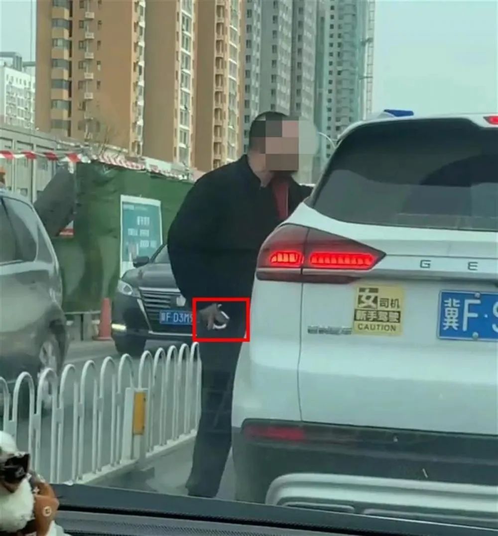 “市局的”掏手铐威胁他人?保定回应(图1) 2.jpg