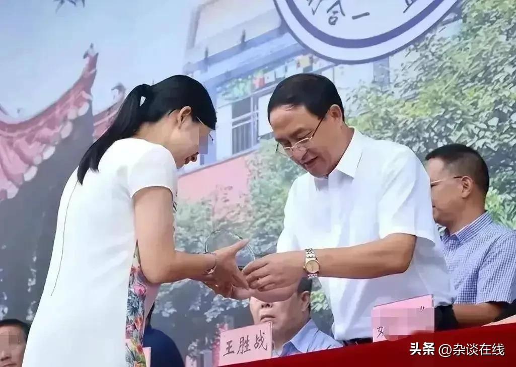 腐败分子王胜战,糟蹋10几女学生,玩弄上百个女教师,太可恶了!(图5) 腐败分子王胜战,糟蹋10几女学生,玩弄上百个女教师,太可恶了!(图5)