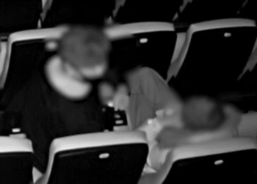 男子因后排观众抖腿大打出手,获刑!(图2) 53.gif