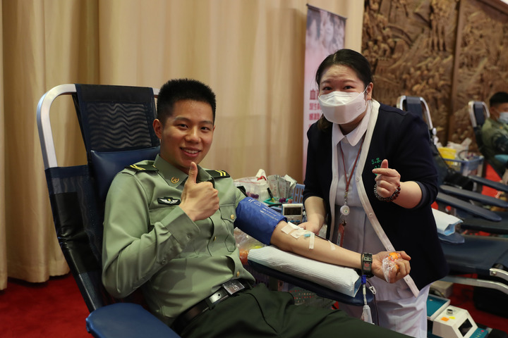 解放军驻澳门部队参加无偿献血活动(图2) 解放军驻澳门部队参加无偿献血活动(图2)
