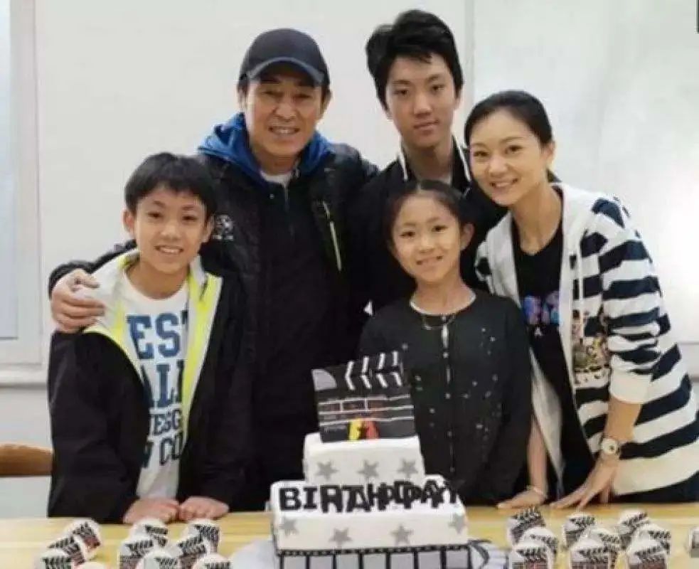 73岁的张艺谋:尽管岳母比自己小了11岁,给她尽孝也能坦然(图20) 39.jpg