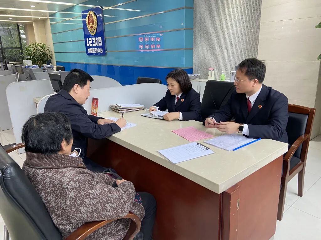 10元盐水卖1000元,300余位老人被骗2300万(图2) 2.jpg