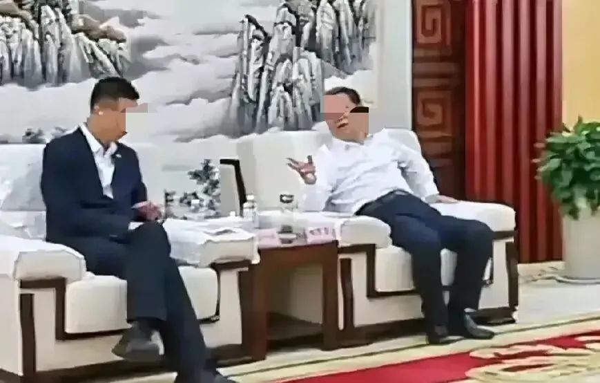 市委书记接见大学校长,坐姿不雅,引发争议!(图1) 54.jpg