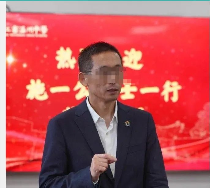 市委书记接见大学校长,坐姿不雅,引发争议!(图3) 56.jpg