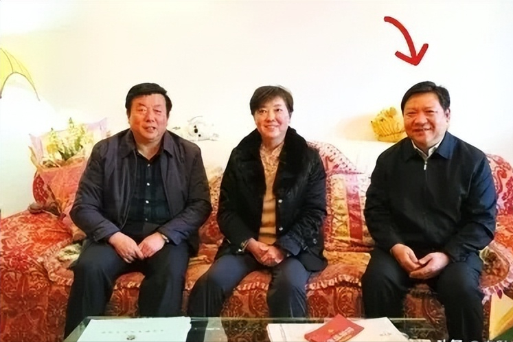 市委书记接见大学校长,坐姿不雅,引发争议!(图5) 58.png